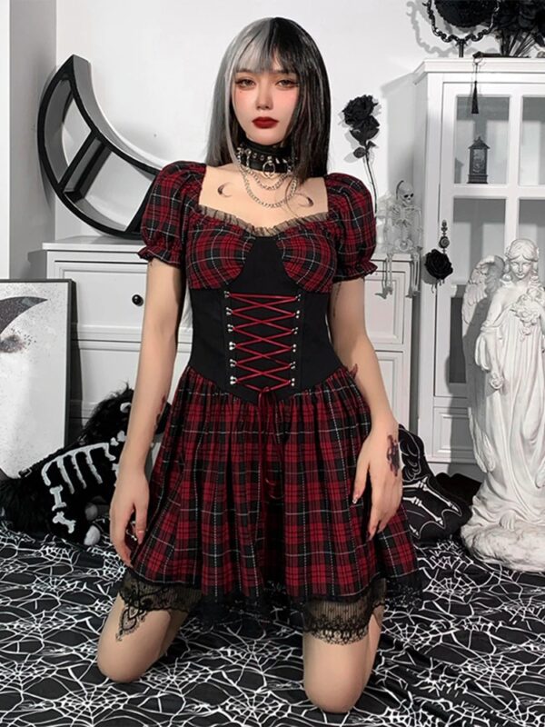 Rotes und schwarzes Emo-Kleid