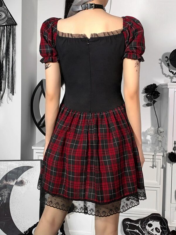 Rotes und schwarzes Emo-Kleid