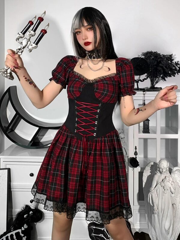 Rotes und schwarzes Emo-Kleid