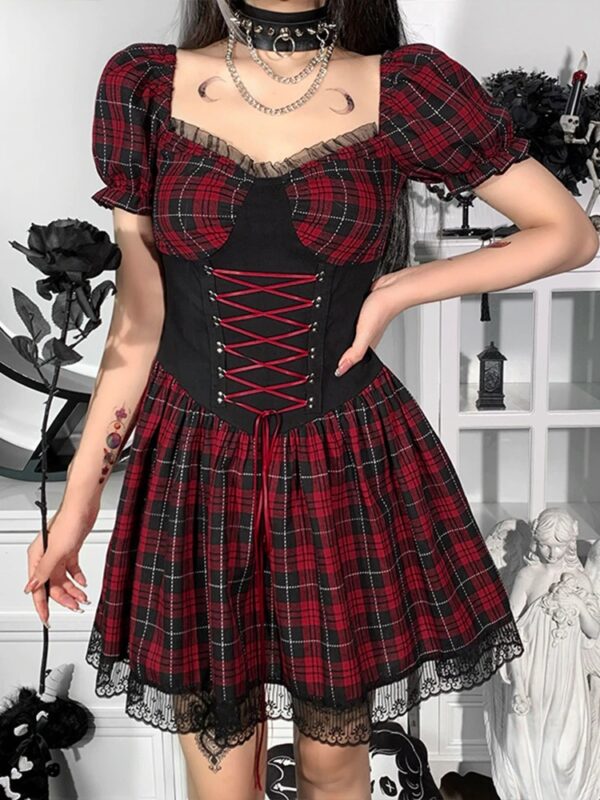 Rotes und schwarzes Emo-Kleid