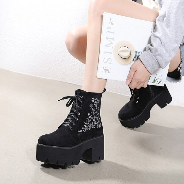 Niedliche Emo-Stiefel