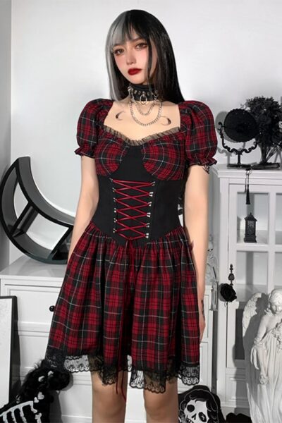 Rotes und schwarzes Emo-Kleid