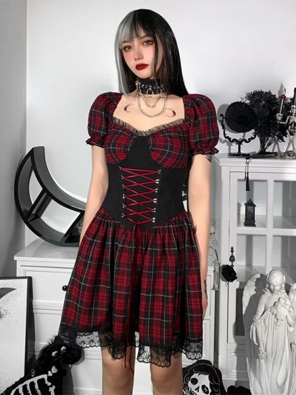 Rotes und schwarzes Emo-Kleid